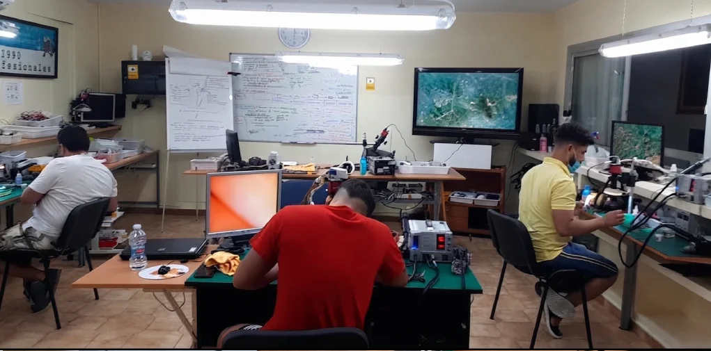 Alumnos practicando en la clase de CEIPRO