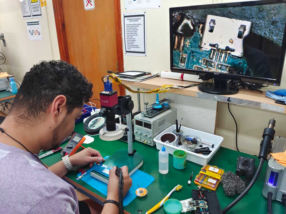 Prácticas de microsoldadura en CEIPRO